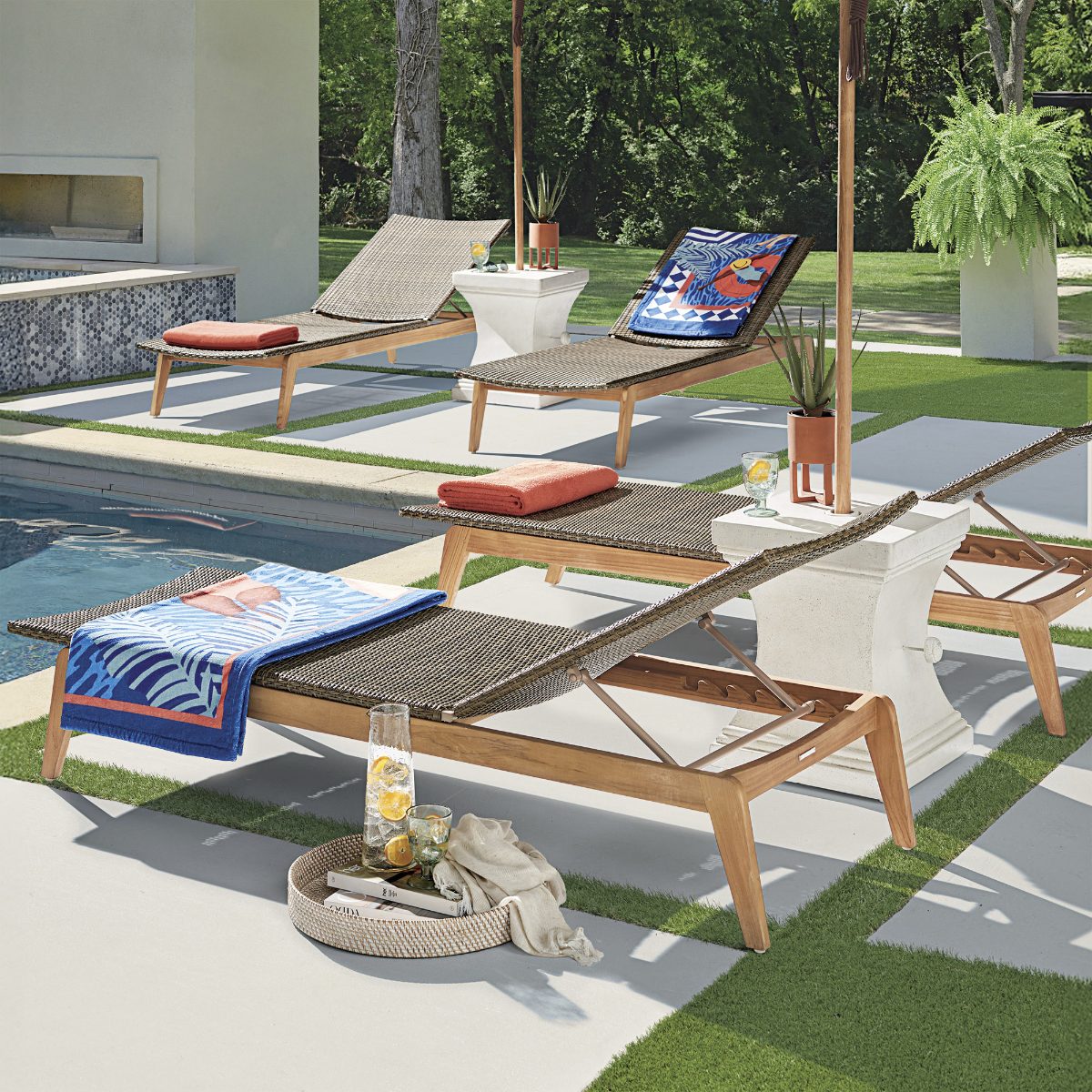Alternative view of Sirocco Umbrella Table