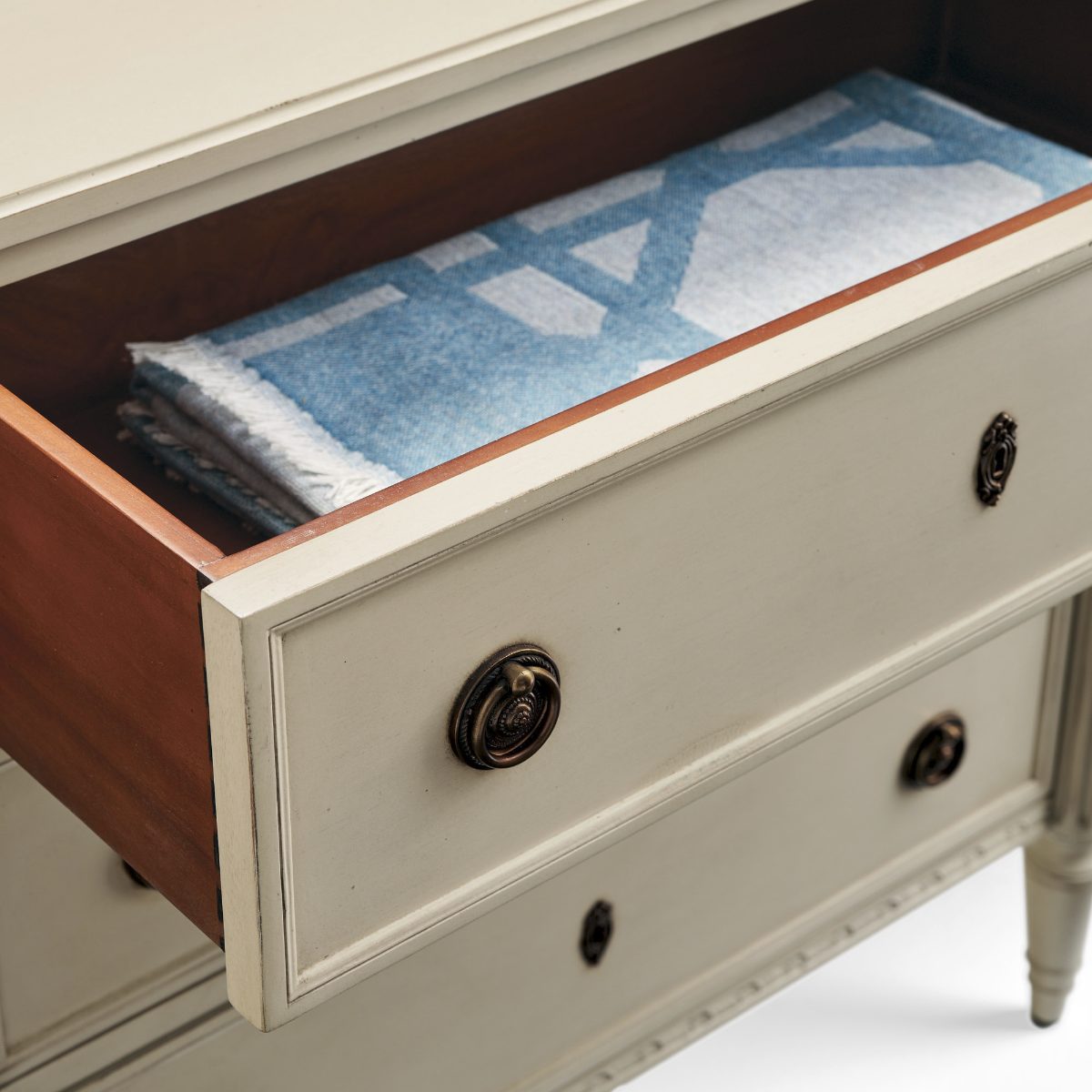 Etienne 9-Drawer Dresser - Image 3